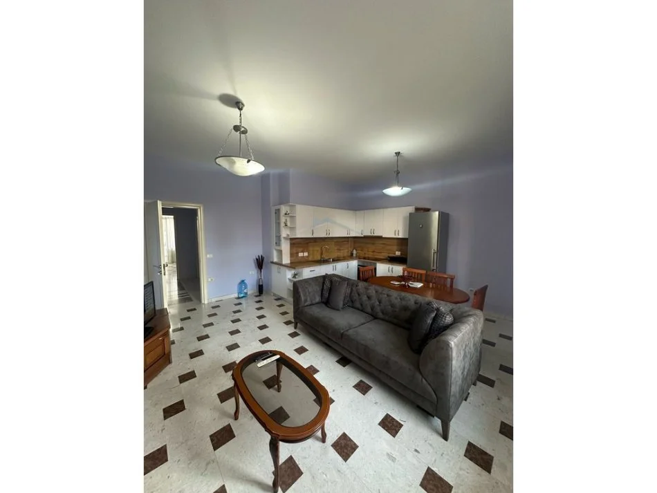 Tirane, jepet me qera apartament 3+1+Aneks+Ballkon Kati 1, 93 m² 800 € (Beqir Luga)