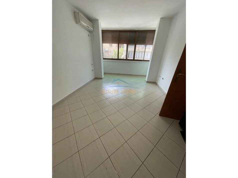 Tirane, jepet me qera apartament 1+1+Ballkon Kati 2, 53 m² 90.000 € (Rruga e Dibres)