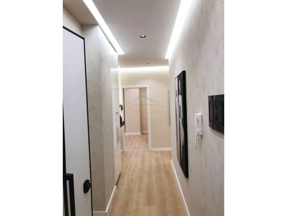 Tirane, shitet apartament 2+1+Ballkon Kati 3, 107 m² 275.000 € (pazari i ri)