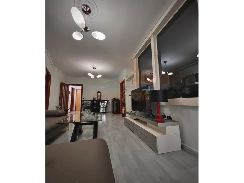 Tirane, jepet me qera apartament 2+1+Ballkon , 113 m² 750 € (Ish Ekspozita)