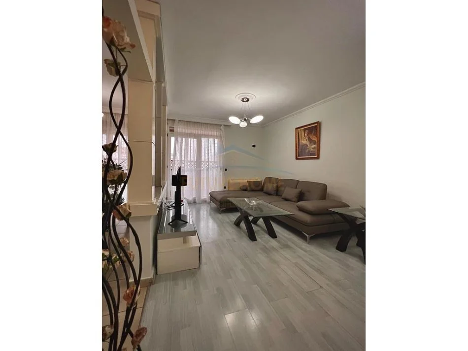 Tirane, jepet me qera apartament 2+1+Ballkon , 113 m² 750 € (Ish Ekspozita)