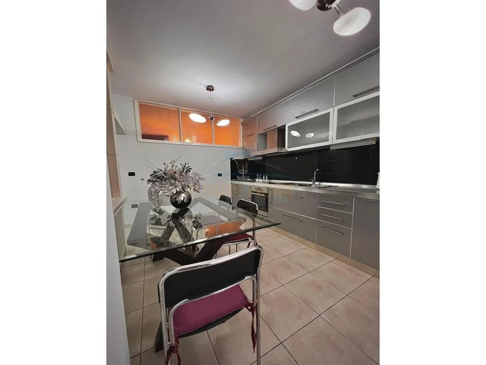 Tirane, jepet me qera apartament 2+1+Ballkon , 113 m² 750 € (Ish Ekspozita)