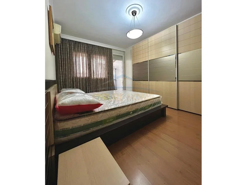 Tirane, jepet me qera apartament 2+1+Ballkon , 113 m² 750 € (Ish Ekspozita)