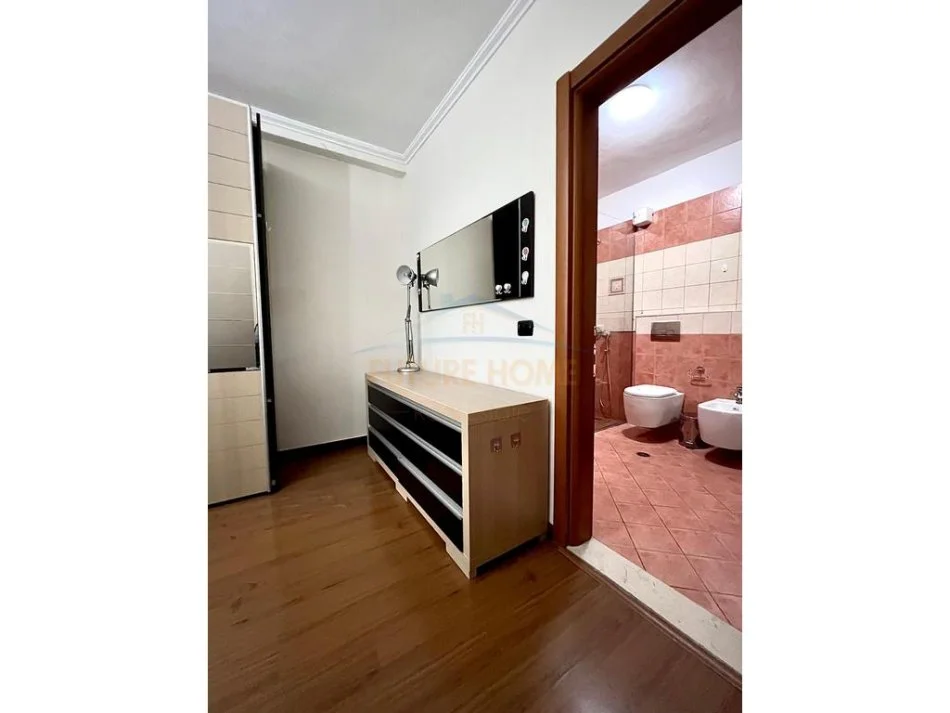 Tirane, jepet me qera apartament 2+1+Ballkon , 113 m² 750 € (Ish Ekspozita)