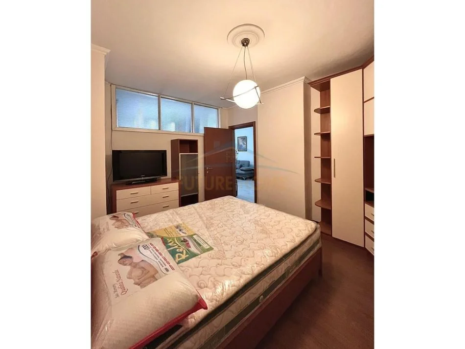 Tirane, jepet me qera apartament 2+1+Ballkon , 113 m² 750 € (Ish Ekspozita)