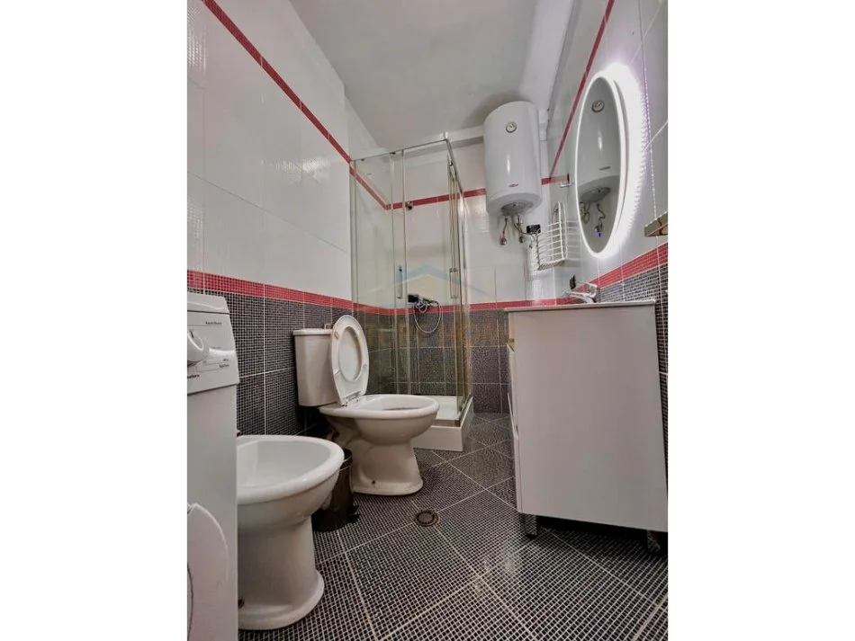 Tirane, jepet me qera apartament 2+1+Ballkon , 113 m² 750 € (Ish Ekspozita)