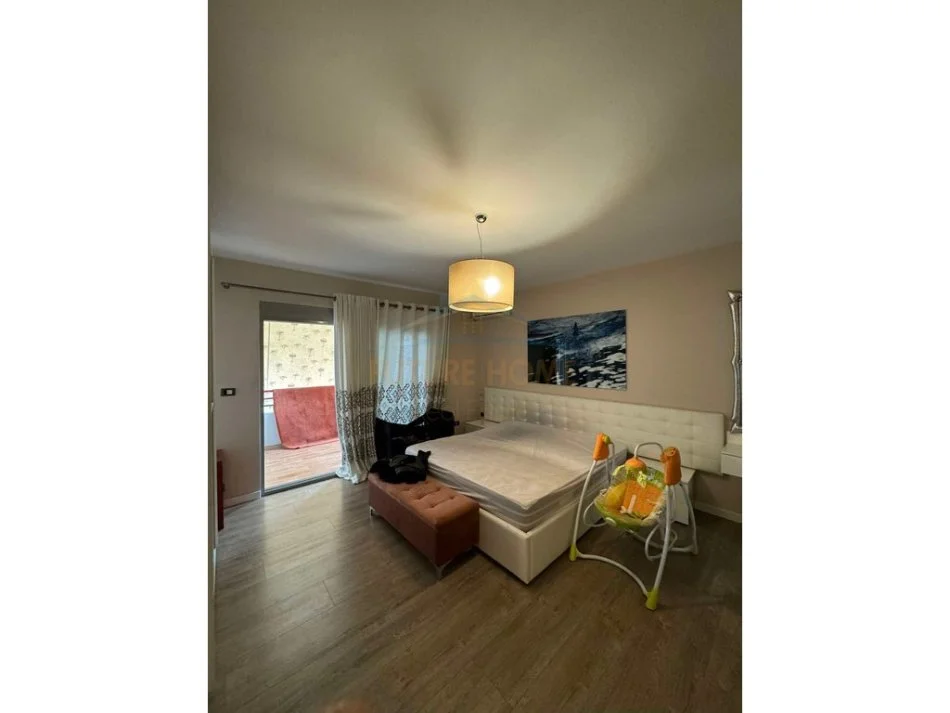 Tirane, jepet me qera apartament 2+1+Ballkon Kati 5, 103 m² 1.500 € (Bllok)