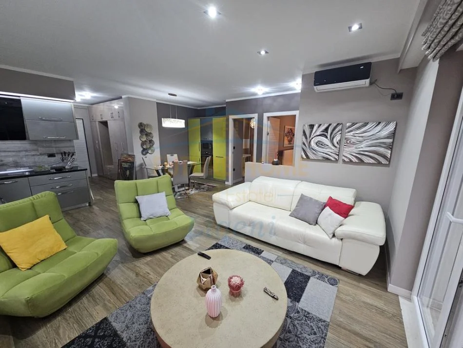 Tirane, jepet me qera apartament 3+1 Kati 2, 134 m² 1.300 € (Liqeni i Thate)