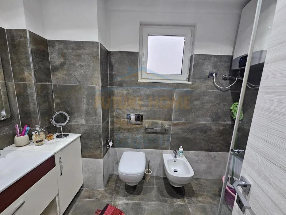 Tirane, jepet me qera apartament 2+1 , 134 m² 1.300 € (Liqeni i Thate)