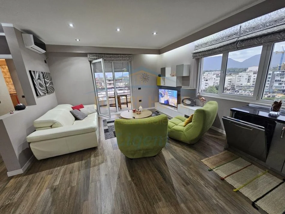 Tirane, jepet me qera apartament 3+1 Kati 2, 134 m² 1.100 € 