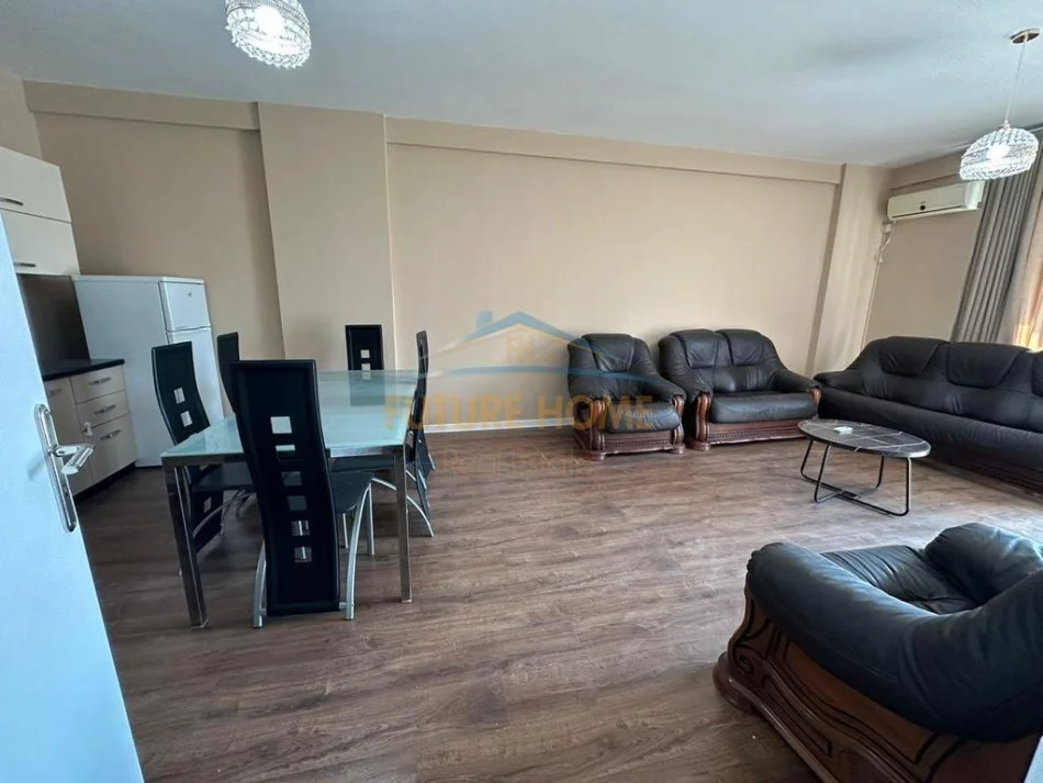 Tirane, jepet me qera apartament 2+1 Kati 10, 83 m² 450 € (Unaza E Re)