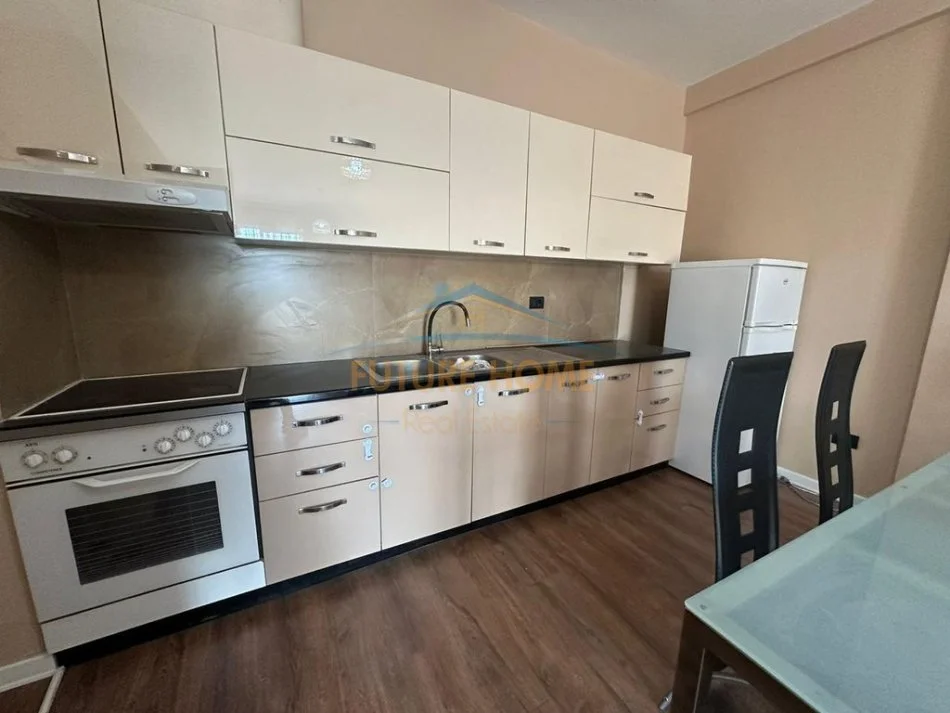 Tirane, jepet me qera apartament 2+1 Kati 10, 83 m² 450 € (Unaza E Re)
