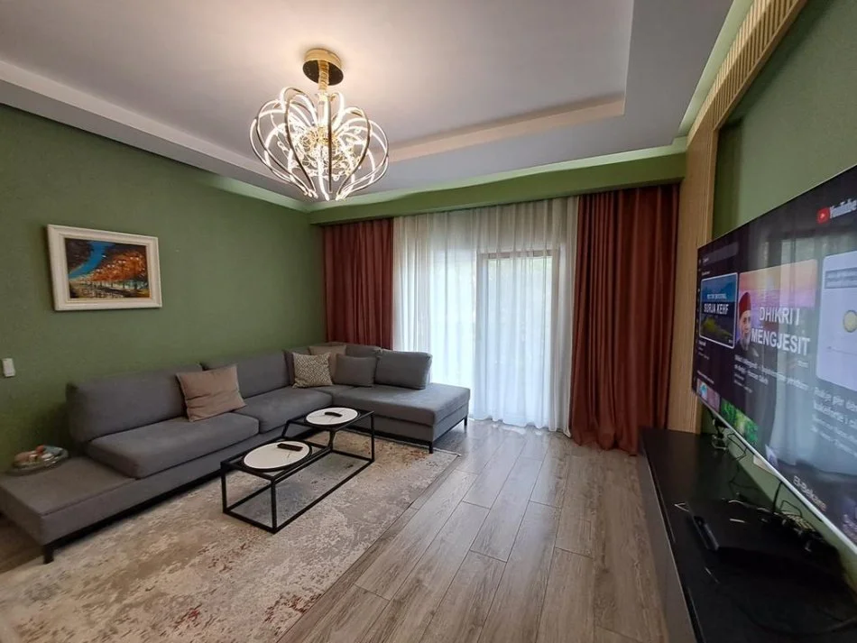 Tirane, jepet me qera apartament 3+1 , 125 m² 1.000 € (Selvia)