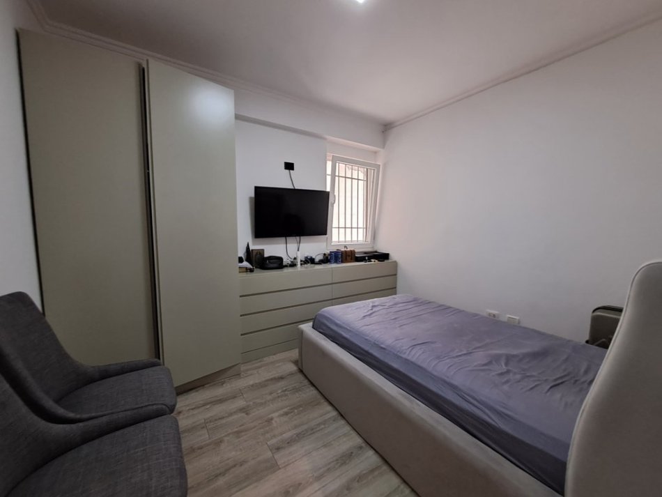Tirane, jepet me qera apartament 3+1 Kati 1, 125 m² 1.000 € (Selvia)