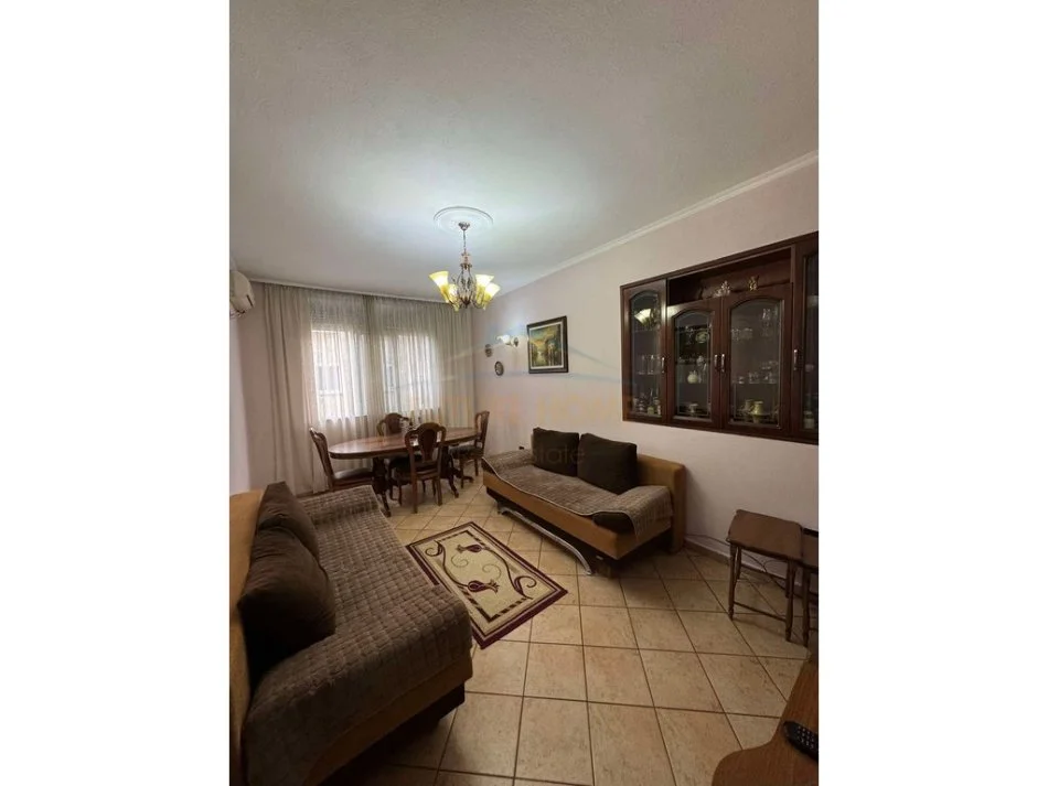 Tirane, jepet me qera apartament 1+1 Kati 3, 75 m² 600 € (Rruga e Barrikadave)