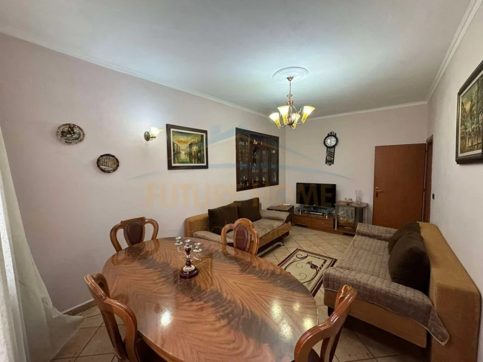 Tirane, jepet me qera apartament 1+1 Kati 3, 75 m² 600 € (Rruga e Barrikadave)