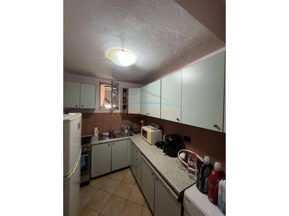 Tirane, jepet me qera apartament 1+1 Kati 3, 75 m² 600 € (Rruga e Barrikadave)