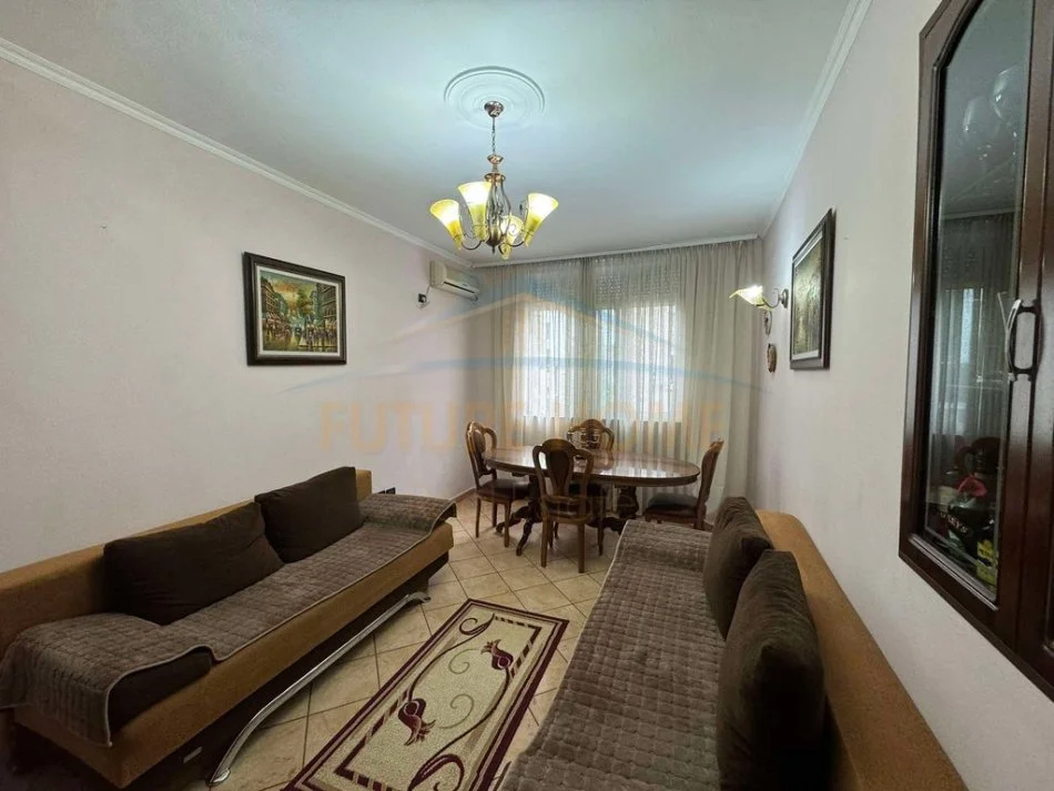 Tirane, jepet me qera apartament 1+1 Kati 3, 75 m² 600 € (Rruga e Barrikadave)