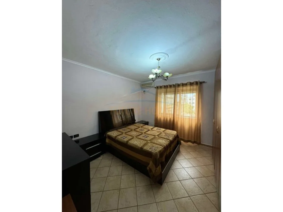 Tirane, jepet me qera apartament 1+1 Kati 3, 75 m² 550 € (Rruga e Barrikadave)
