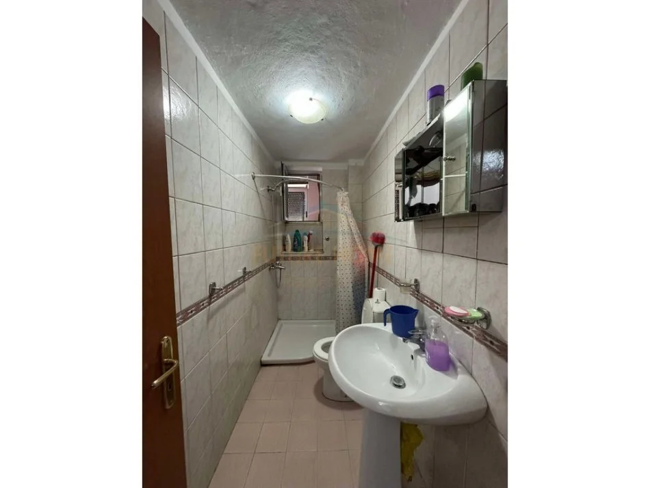 Tirane, jepet me qera apartament 1+1 Kati 3, 75 m² 600 € (Rruga e Barrikadave)