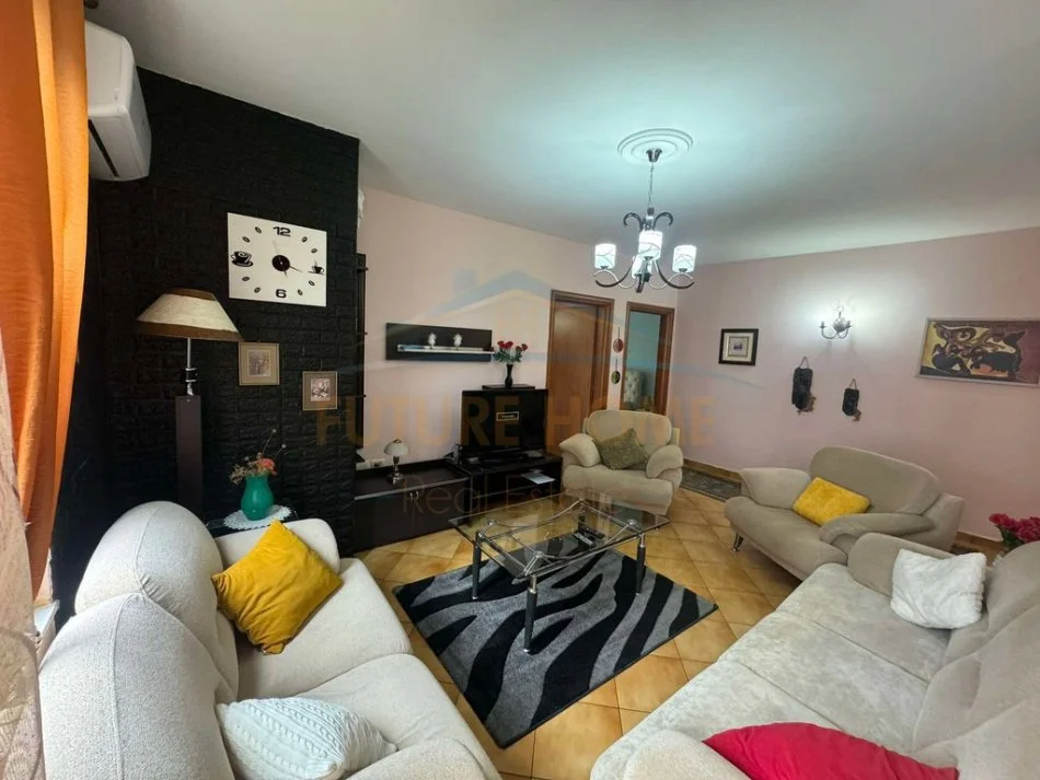Tirane, jepet me qera 2+1 Kati 2, 96 m² 550 € 
