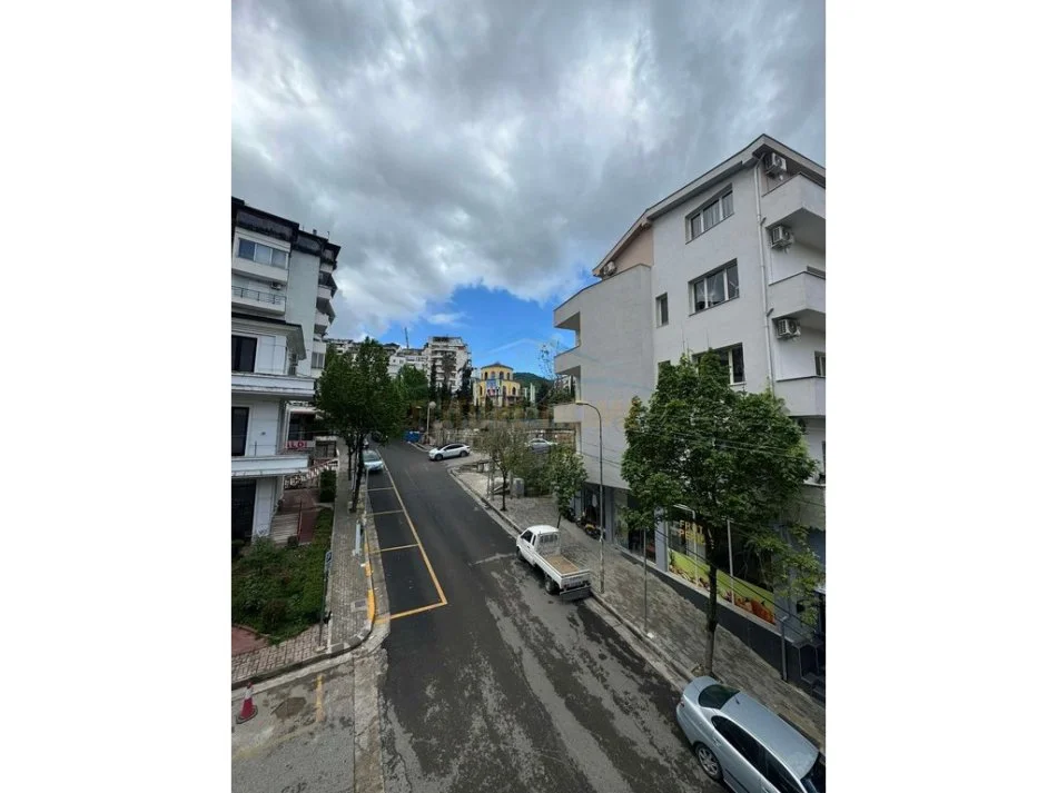 Tirane, jepet me qera apartament 2+1+Ballkon Kati 2, 96 m² 550 € (KODRA DIELLIT)   UNA52066