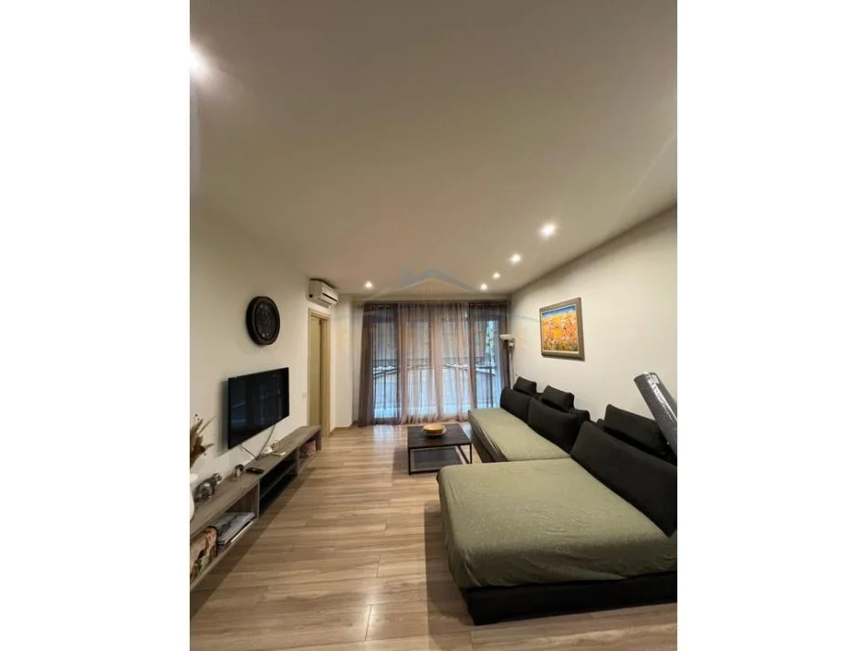 Tirane, jepet me qera apartament 2+1+Ballkon Kati 4, 117 m² 800 € (Ring Center, Zogu i Zi)