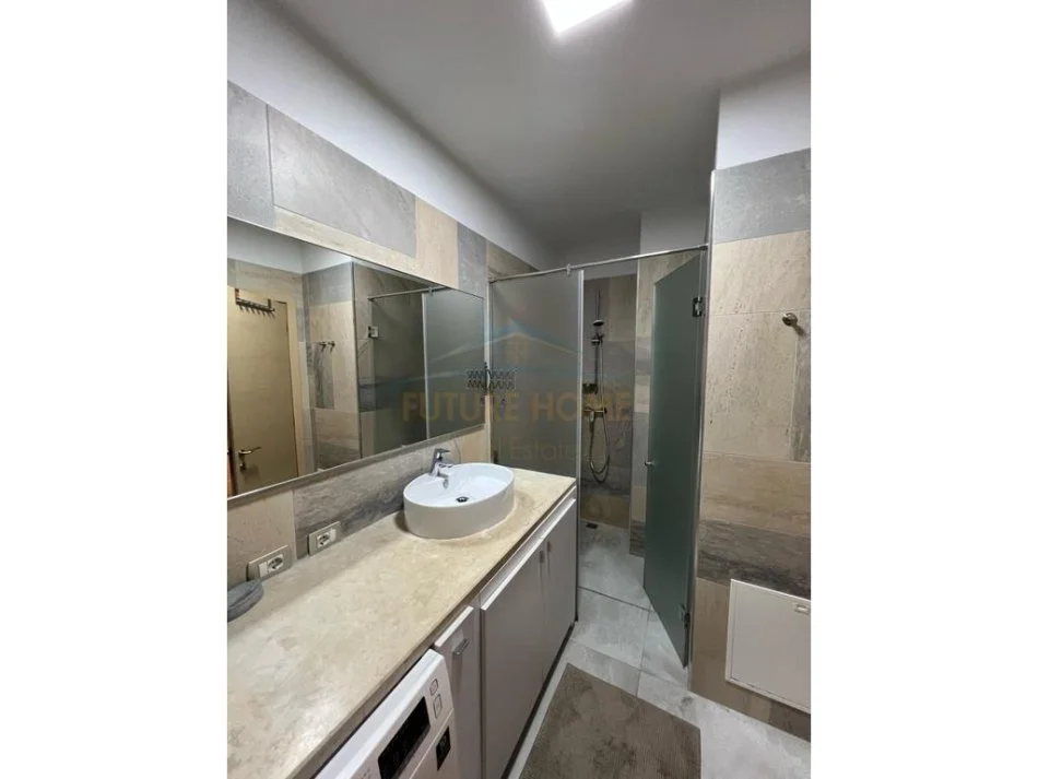 Tirane, jepet me qera apartament 2+1+Ballkon Kati 4, 117 m² 800 € (Ring Center, Zogu i Zi)