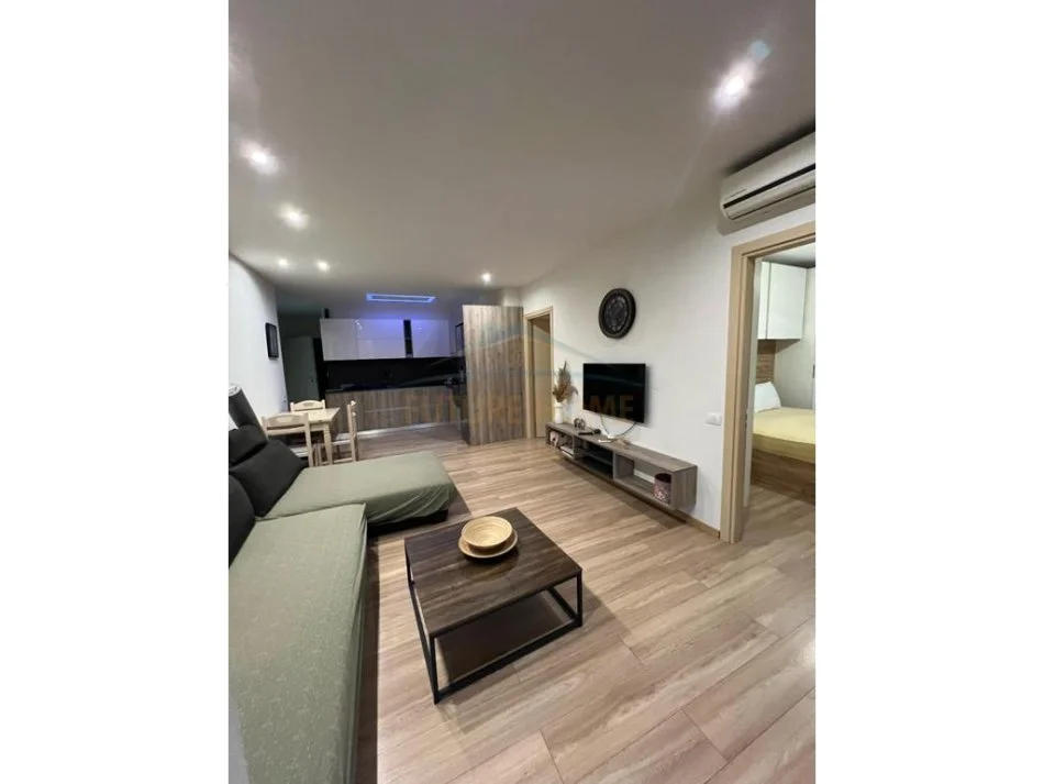 Tirane, jepet me qera apartament 2+1+Ballkon Kati 4, 117 m² 800 € (Ring Center, Zogu i Zi)