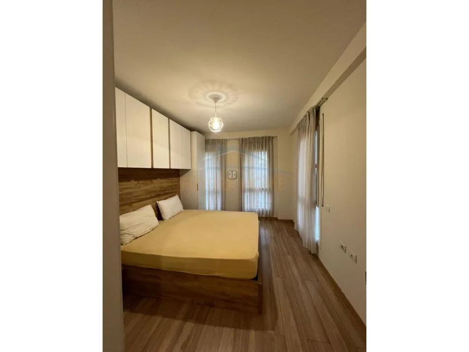 Tirane, jepet me qera apartament 2+1+Ballkon Kati 4, 117 m² 800 € (Ring Center, Zogu i Zi)