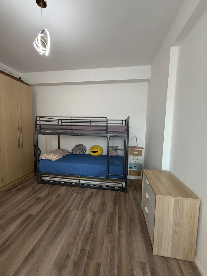 Tirane, jepet me qera apartament 2+1+Aneks+Ballkon Kati 10, 600 € (Yzberisht , misto mame)