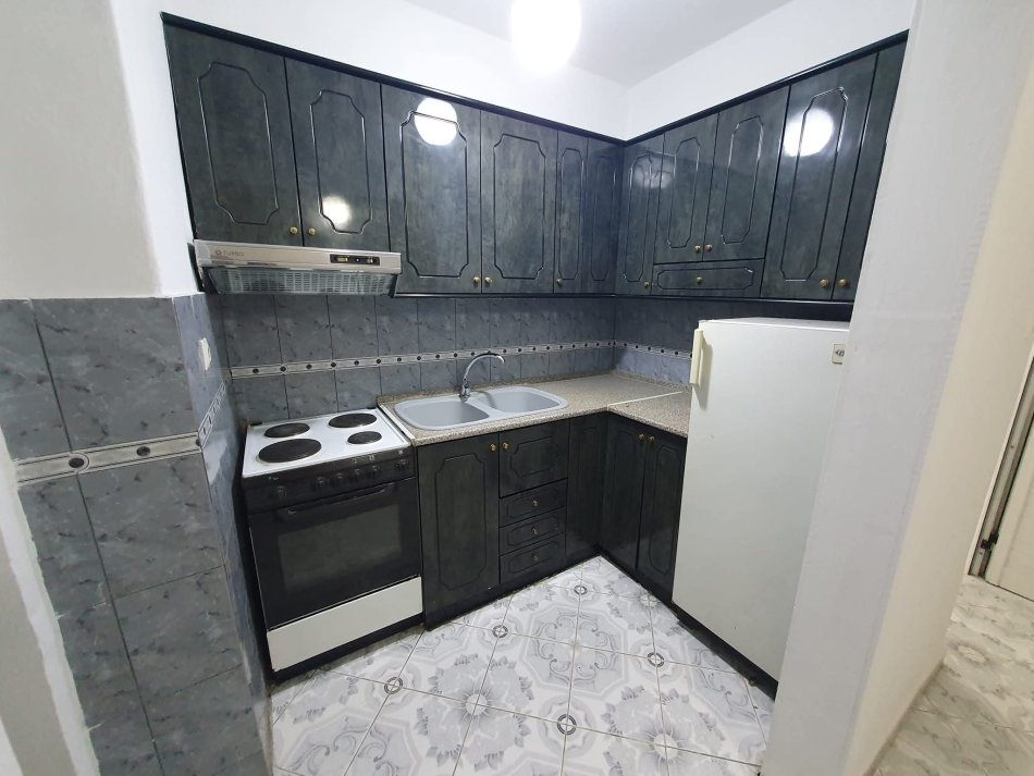 Tirane, jepet me qera apartament 1+1 Kati 3, 450 € (Porcelan)