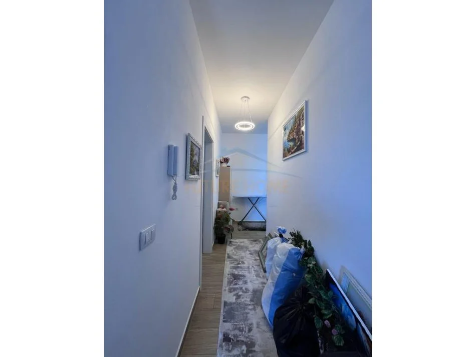 Tirane, shitet apartament 1+1 Kati 5, 140.700 € 