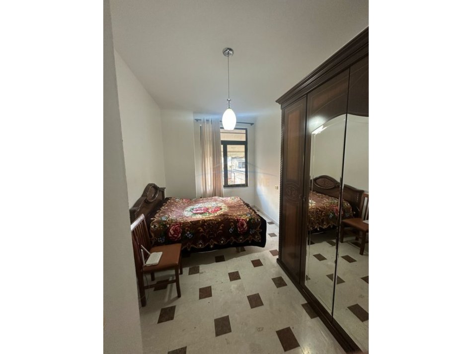 Tirane, jepet me qera apartament 3+1+Aneks+Ballkon Kati 1, 93 m² 800 € (Beqir Luga)