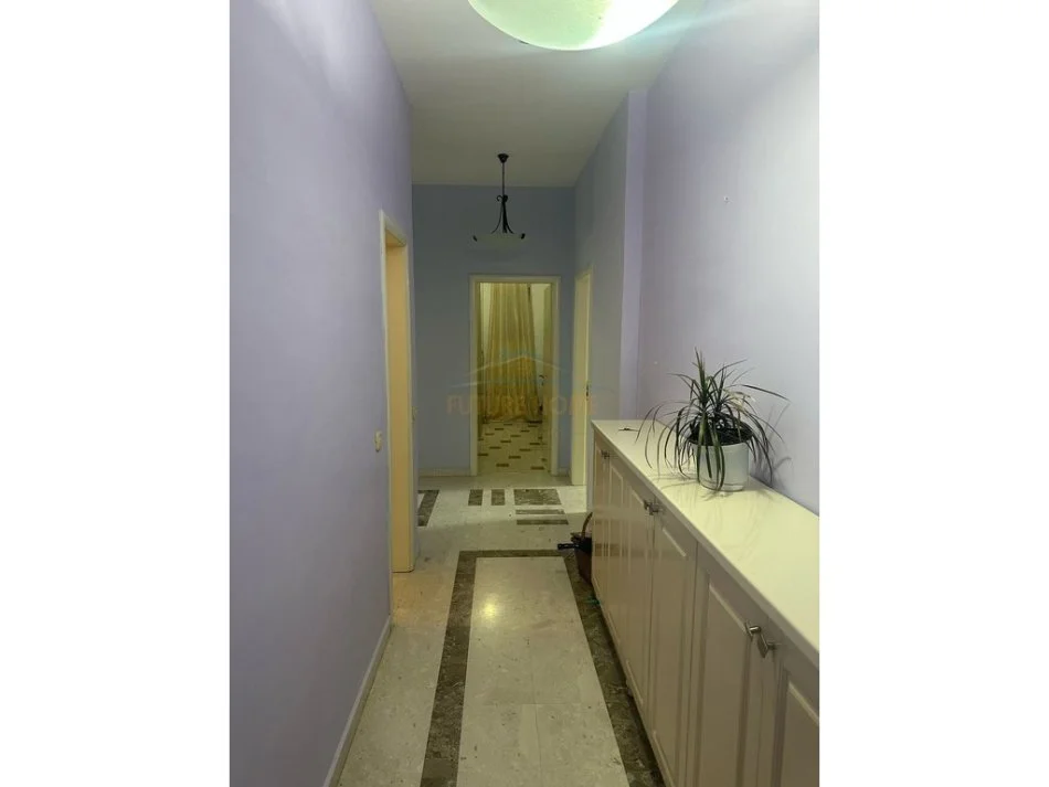 Tirane, jepet me qera apartament 3+1+Aneks+Ballkon Kati 1, 93 m² 800 € (Beqir Luga)