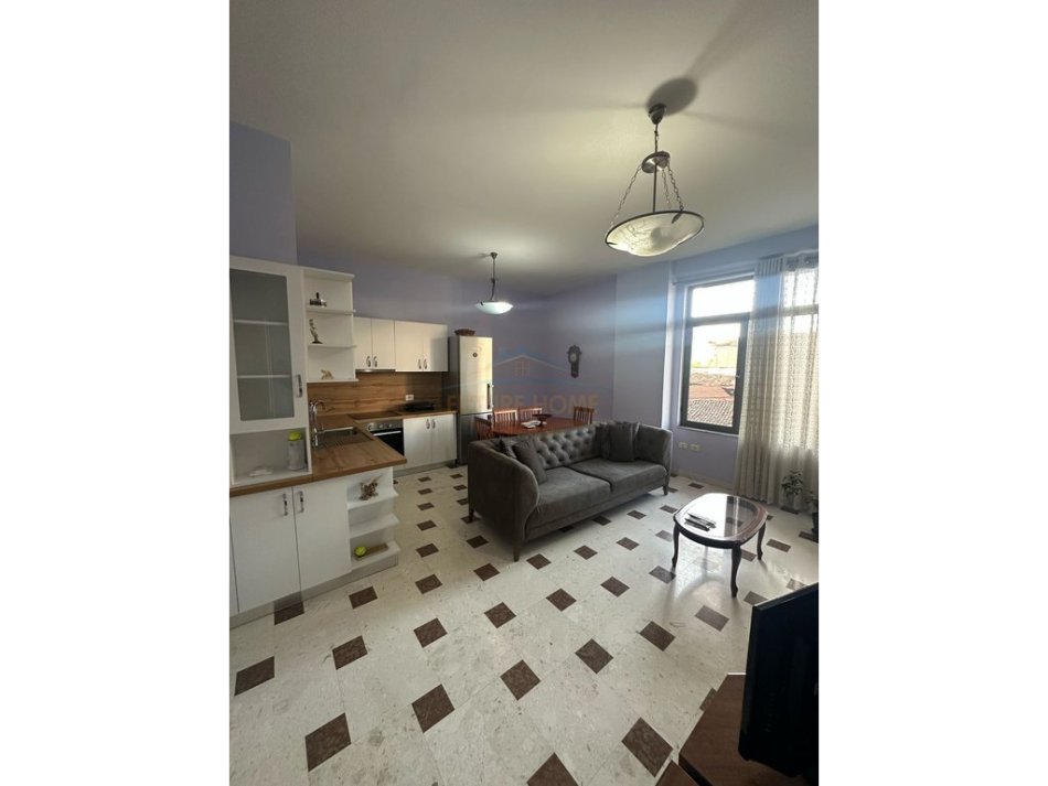 Tirane, jepet me qera apartament 3+1+Aneks+Ballkon Kati 1, 93 m² 800 € (Beqir Luga)