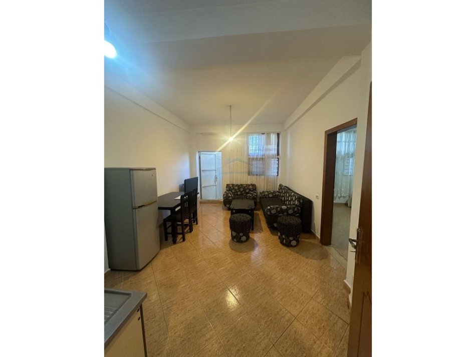 Tirane, jepet me qera apartament 2+1+Ballkon Kati 1, 70 m² 400 € (Kinostudio)