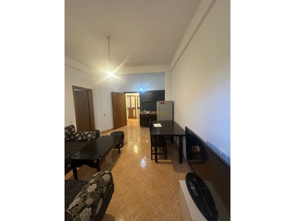 Tirane, jepet me qera apartament 2+1+Ballkon Kati 1, 70 m² 400 € (Kinostudio)