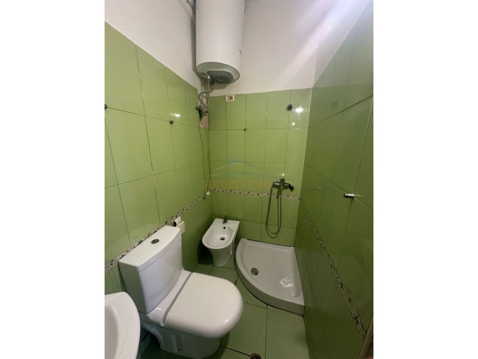 Tirane, jepet me qera apartament 2+1+Ballkon Kati 1, 70 m² 400 € (Kinostudio)