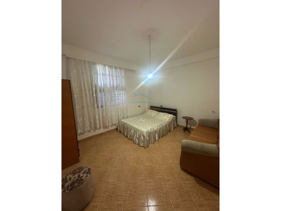 Tirane, jepet me qera apartament 2+1+Ballkon Kati 1, 70 m² 400 € (Kinostudio)