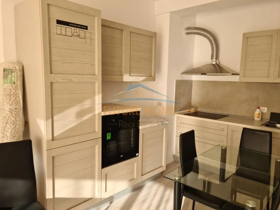 Tirane, jepet me qera apartament 1+1 Kati 7, 65 m² 650 € (Rruga e Durresit)