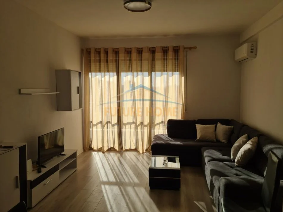 Tirane, jepet me qera apartament 1+1+Ballkon Kati 7, 65 m² 650 € (Rruga e Durresit)