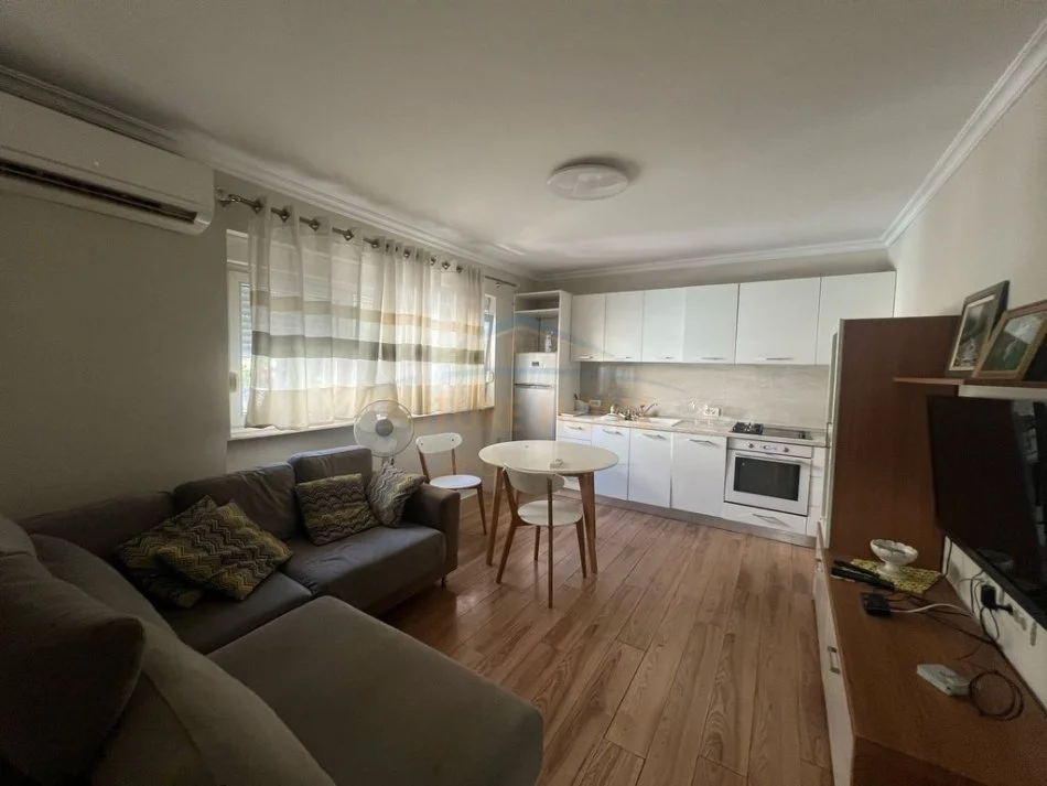 Tirane, jepet me qera apartament 2+1 Kati 2, 500 m² 500 € (21 DHJETORI)