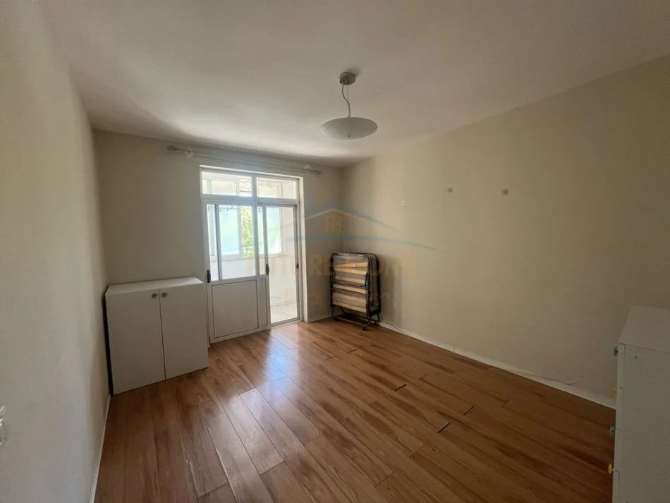 Tirane, jepet me qera apartament 2+1 Kati 2, 500 m² 500 € (21 DHJETORI)