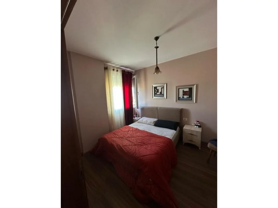 Tirane, jepet me qera apartament 2+1+Ballkon Kati 9, 97 m² 700 € (Rruga e Elbasanit)