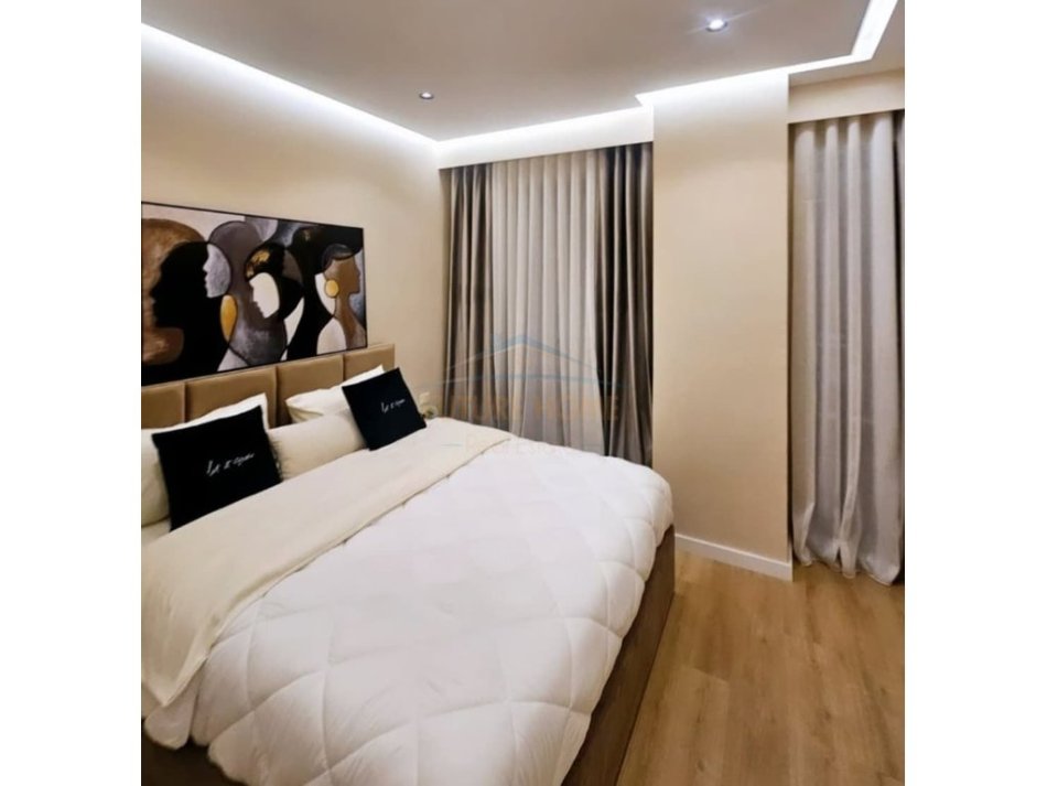 Tirane, shitet 2+1 Kati 3, 106 m² (PAZARI I RI)