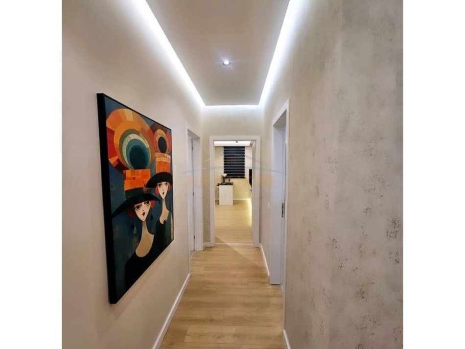 Tirane, shitet 2+1 Kati 3, 106 m² (PAZARI I RI)