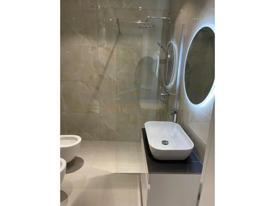 Tirane, jepet me qera apartament 1+1 Kati 1, 70 m² 1.000 € (Lake View)