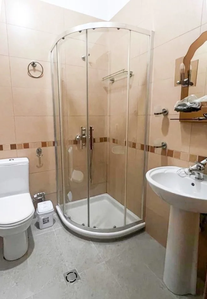 Tirane, jepet me qera apartament 2+1 Kati 3, 90 m² 900 € (Sheshi Skenderbe)
