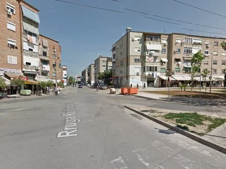 Shitet, Apartament 2+1, ne zonen e Varrit te Bamit, Tiranë. AREA52163